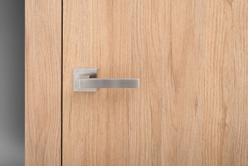 Rozhodování mezi falcovými a bezfalcovými dveřmi – co je pro vás to pravé?